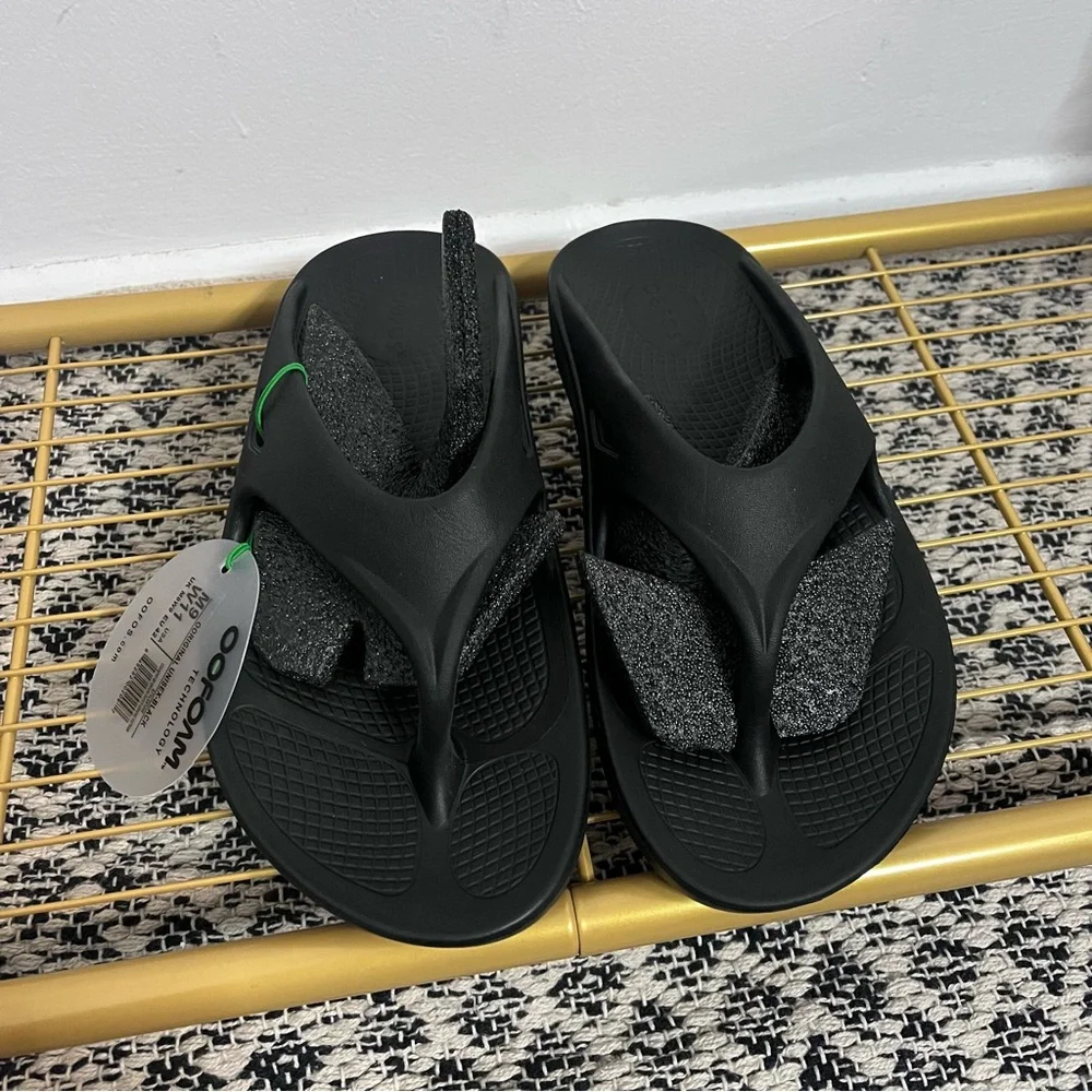 New Oofos Ooriginal Sandals in Black Size 9 Men’s